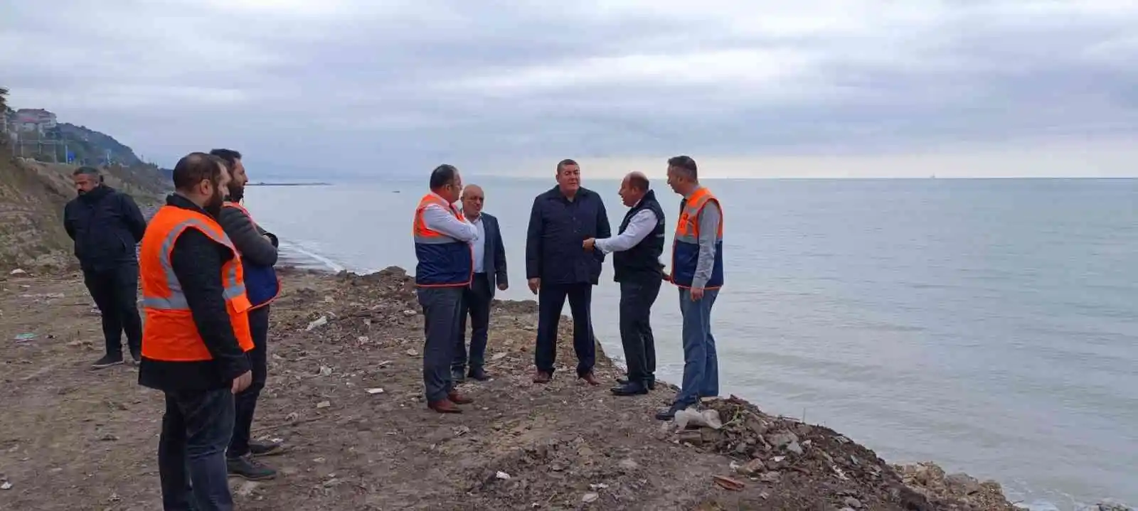 İHA’nın haberi ses getirdi, sahildeki çöpler temizlendi