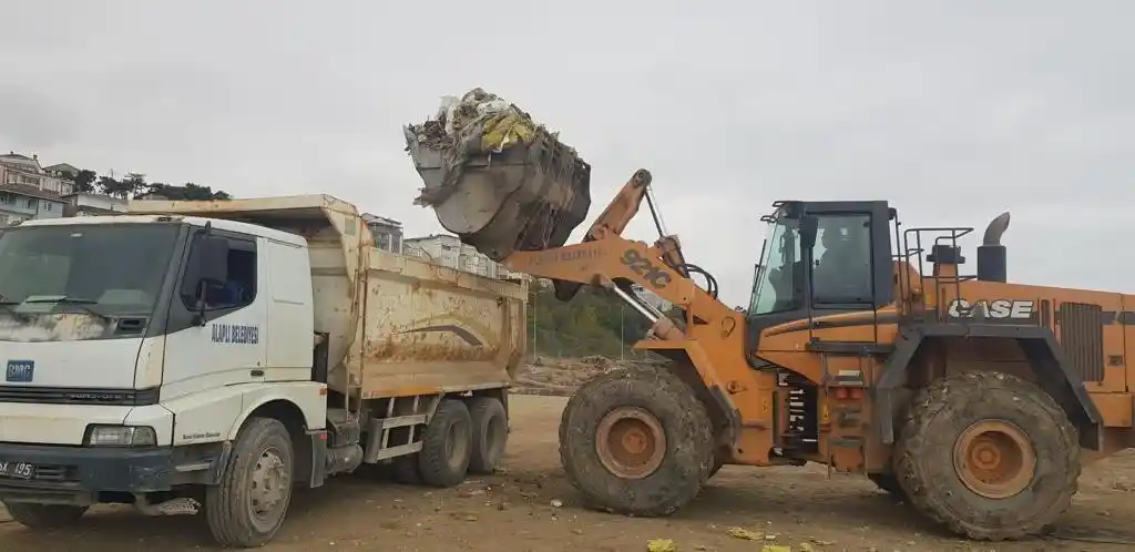İHA’nın haberi ses getirdi, sahildeki çöpler temizlendi