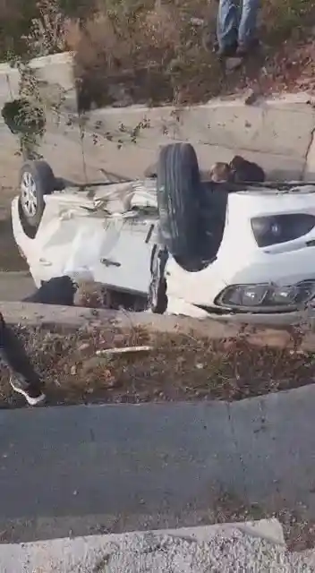İki aracın karıştığı kazada otomobil kanala uçtu: 2 yaralı