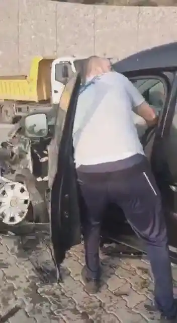 İki aracın karıştığı kazada otomobil kanala uçtu: 2 yaralı