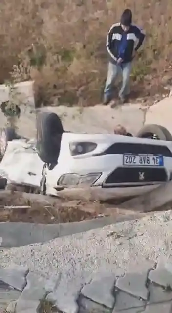 İki aracın karıştığı kazada otomobil kanala uçtu: 2 yaralı