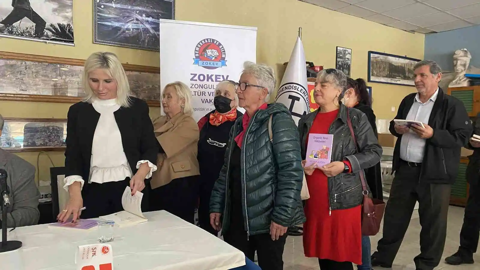 İki çocuk annesinin büyük başarısı: İki kitabını hayranlarıyla buluşturdu