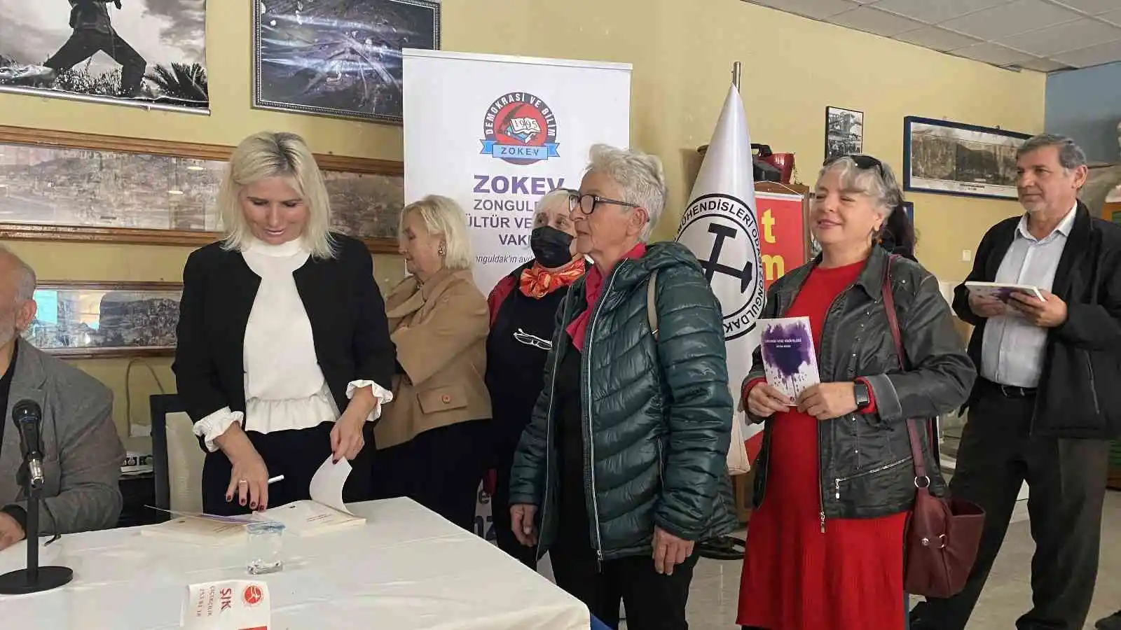 İki çocuk annesinin büyük başarısı: İki kitabını hayranlarıyla buluşturdu