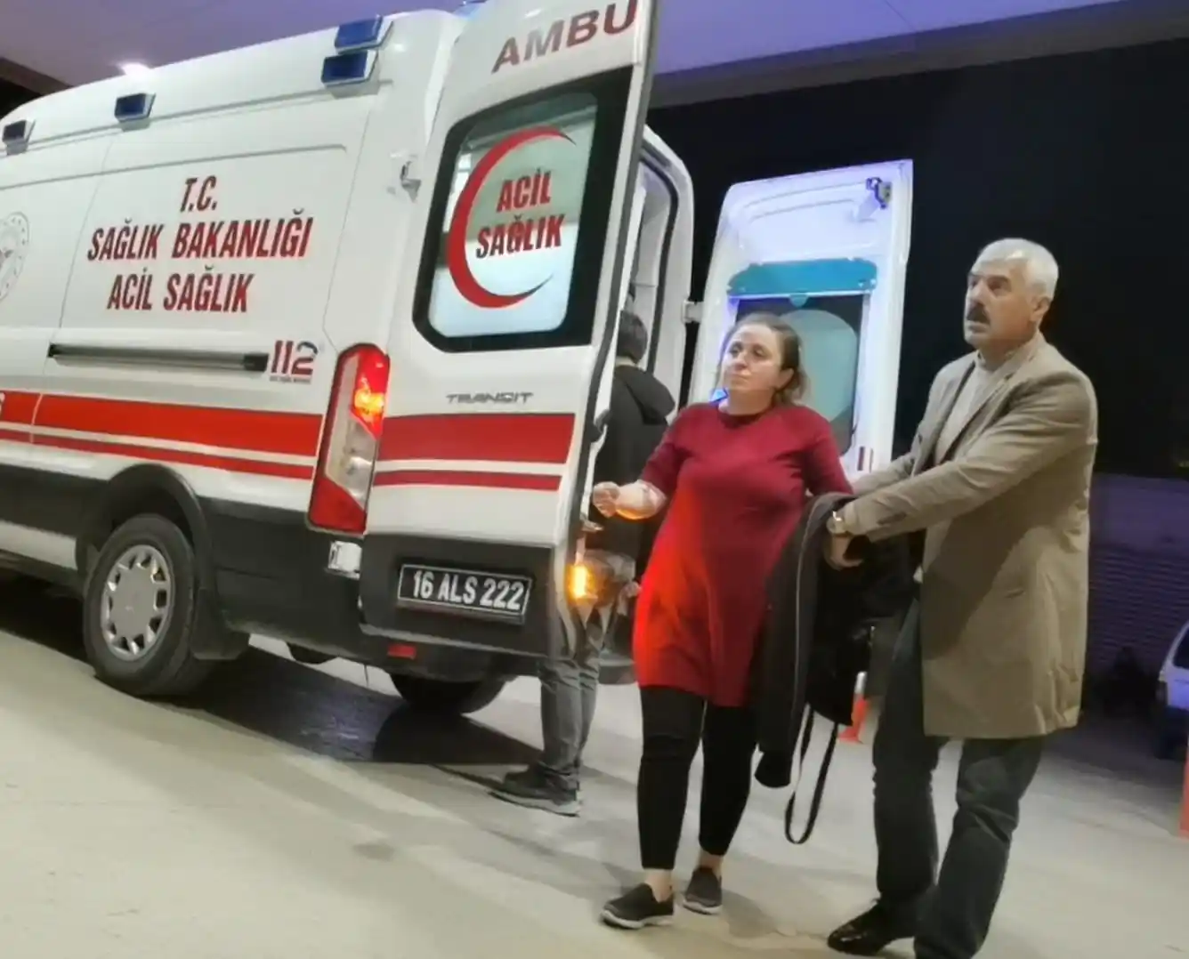 İki otomobil kafa kafaya çarpıştı: 2 yaralı
