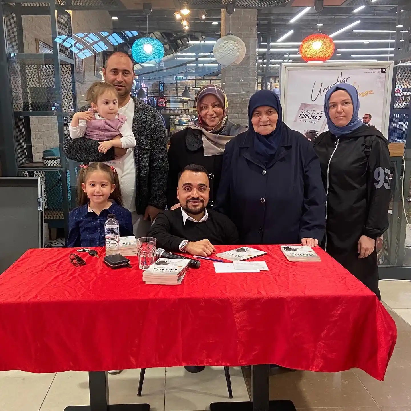 İlk 100 okura "Umutlar Kırılmaz" kitabı hediye