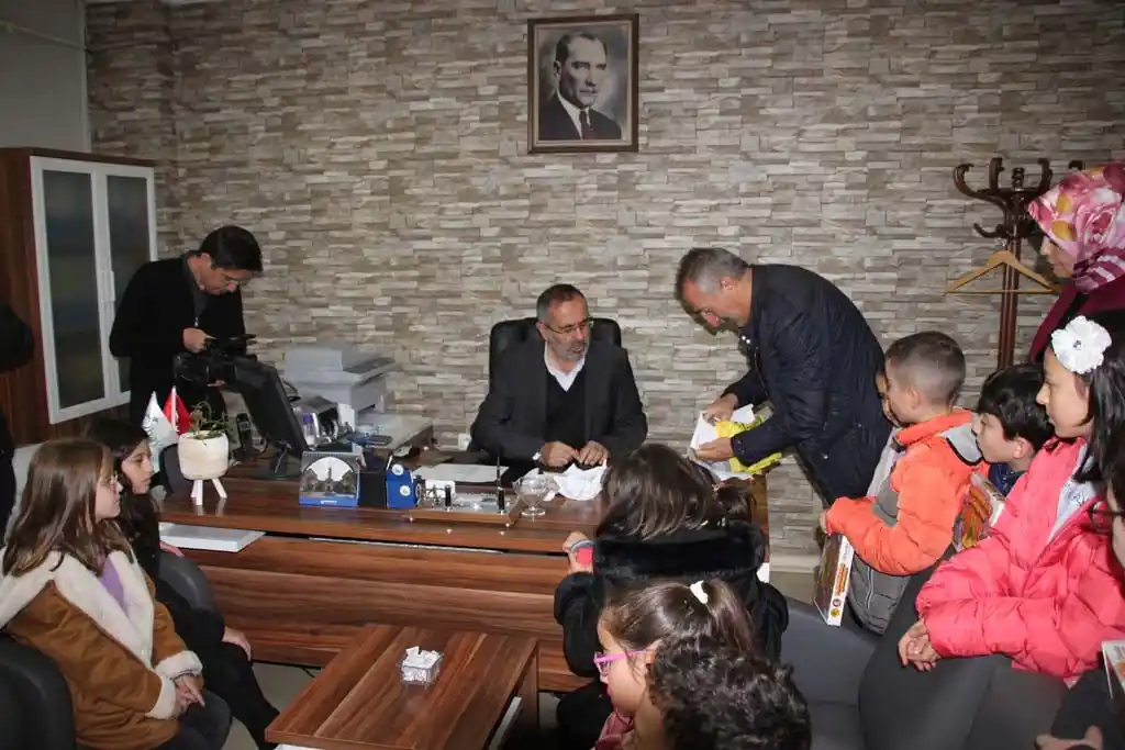 İlkokul öğrencilerinden yürek ısıtan hareket