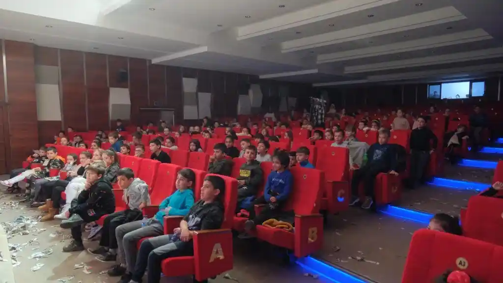 İnegöl Belediyesi çocuk tiyatro gösterileri başladı