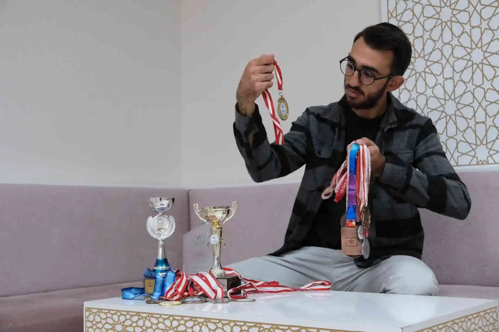 İşitme engelli gencin ilham veren başarı hikâyesi