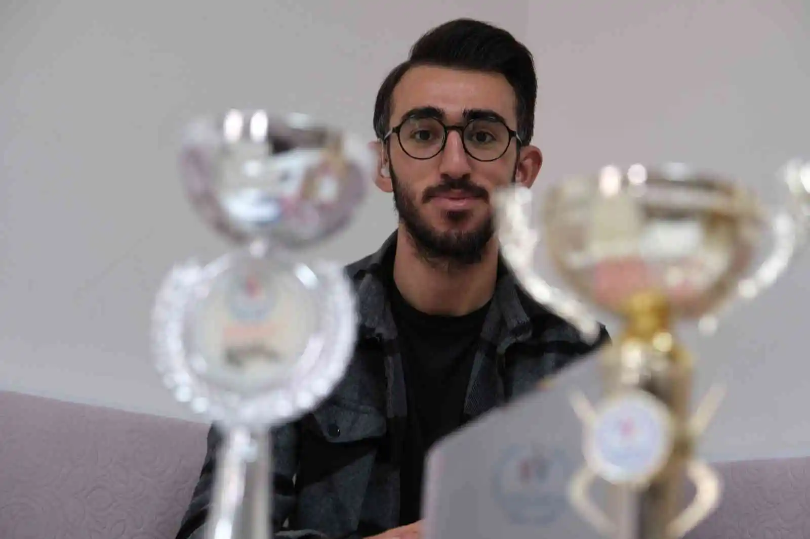 İşitme engelli gencin ilham veren başarı hikâyesi