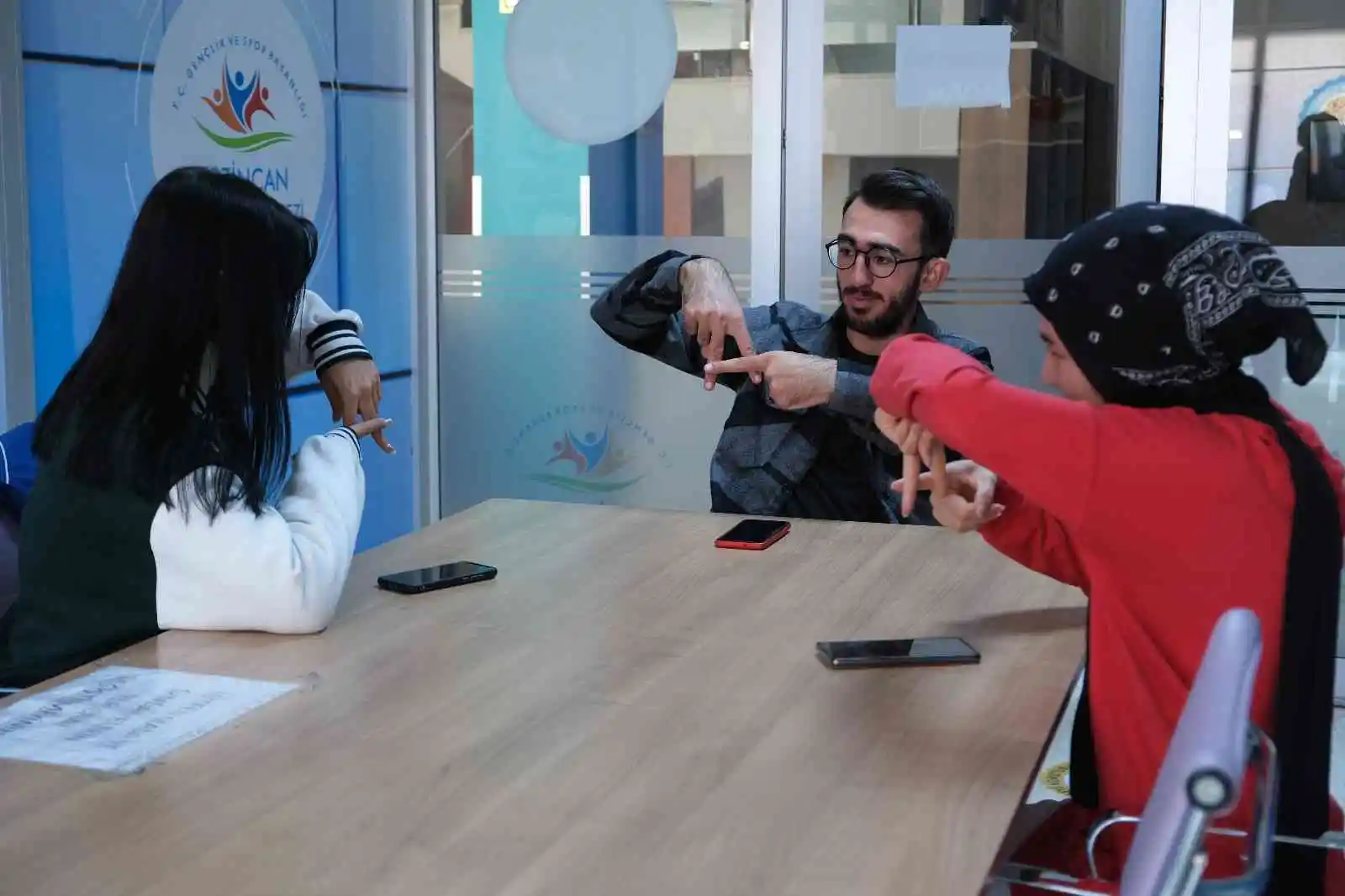 İşitme engelli gencin ilham veren başarı hikâyesi