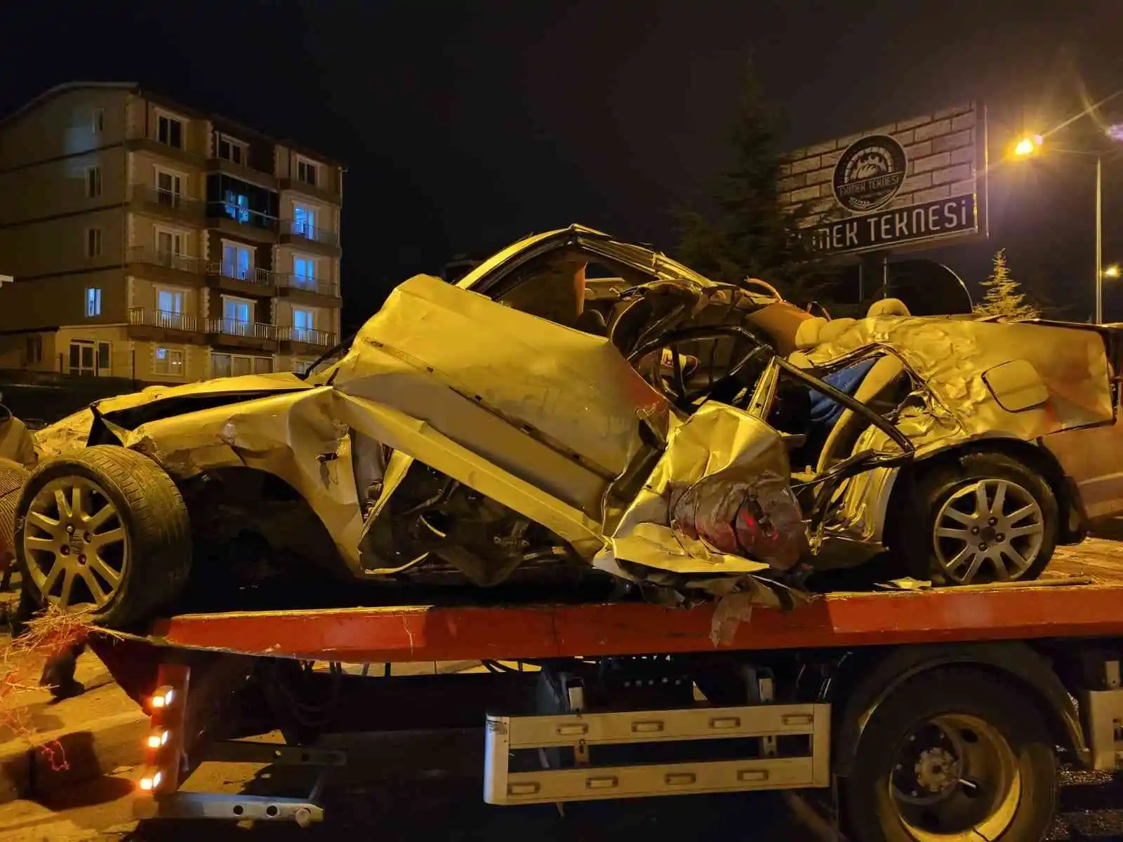Isparta'da meydana gelen kazada otomobil hurdaya döndü: 2 yaralı