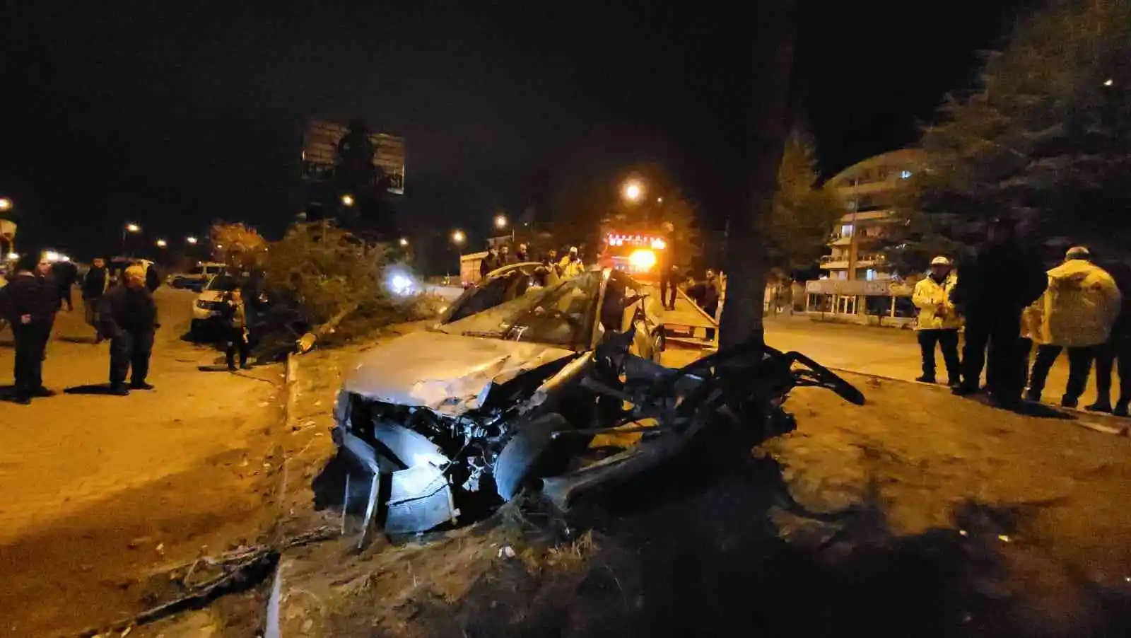 Isparta’da meydana gelen kazada otomobil hurdaya döndü: 2 yaralı