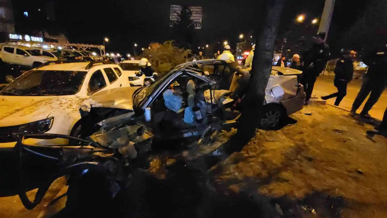 Isparta’da meydana gelen kazada otomobil hurdaya döndü: 2 yaralı