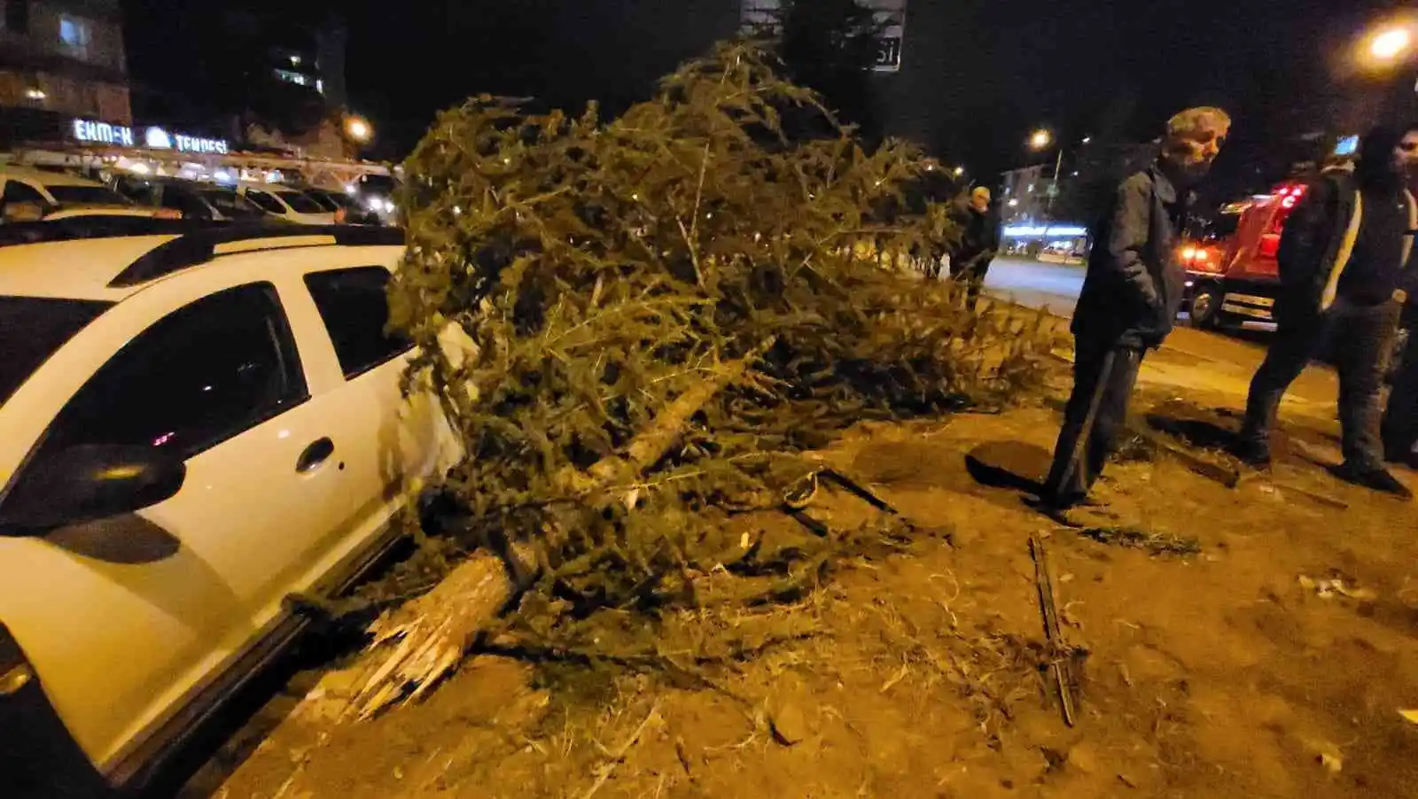 Isparta’da meydana gelen kazada otomobil hurdaya döndü: 2 yaralı