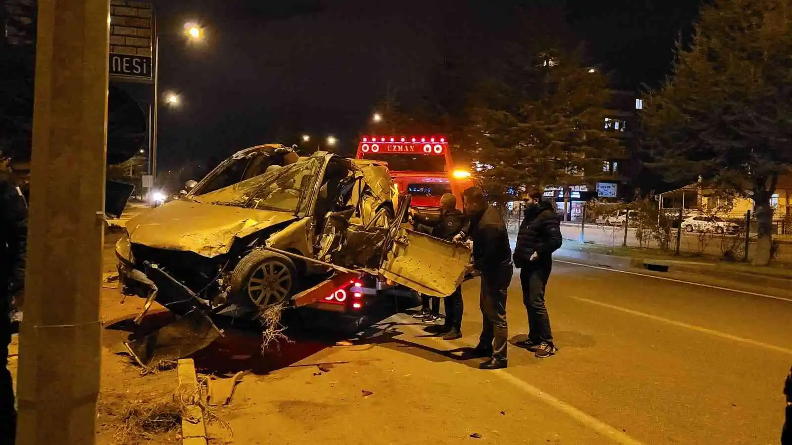 Isparta’da meydana gelen kazada otomobil hurdaya döndü: 2 yaralı