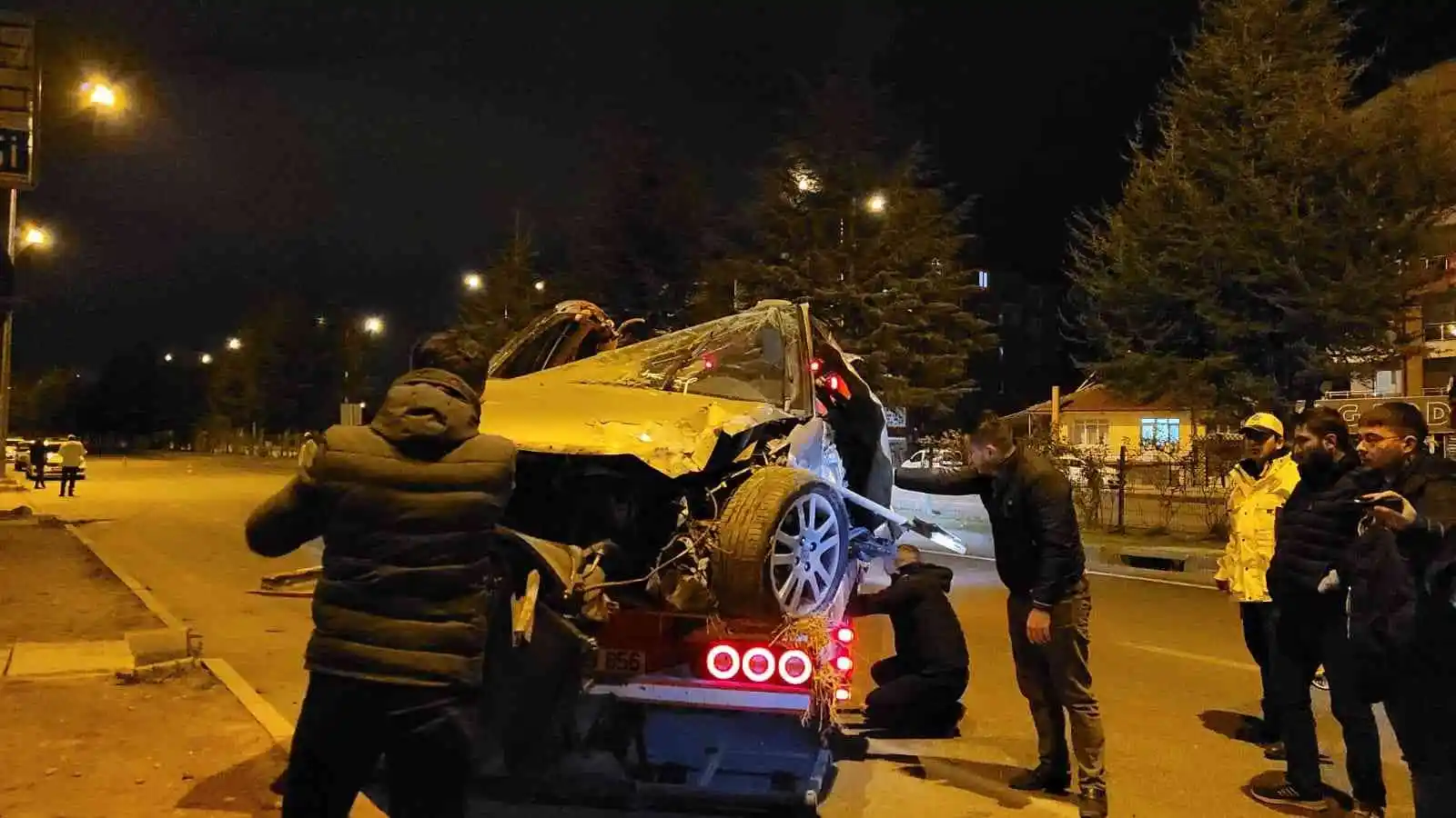 Isparta’da meydana gelen kazada otomobil hurdaya döndü: 2 yaralı