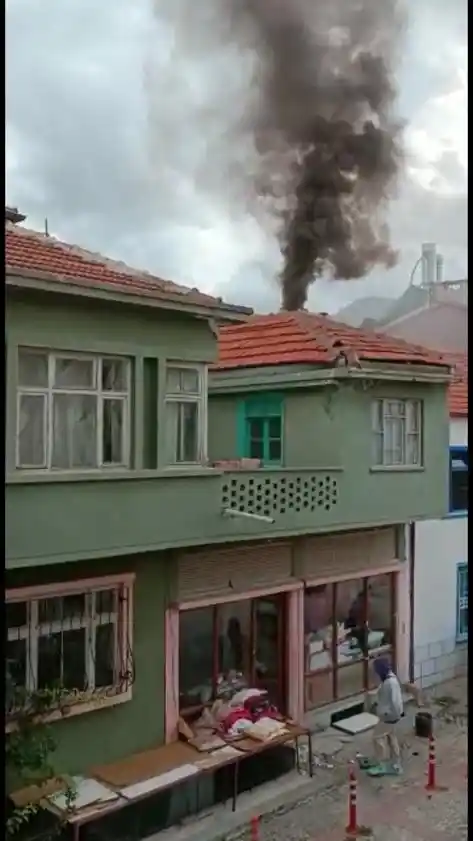 Isparta’da yardım derneği binasında yangın