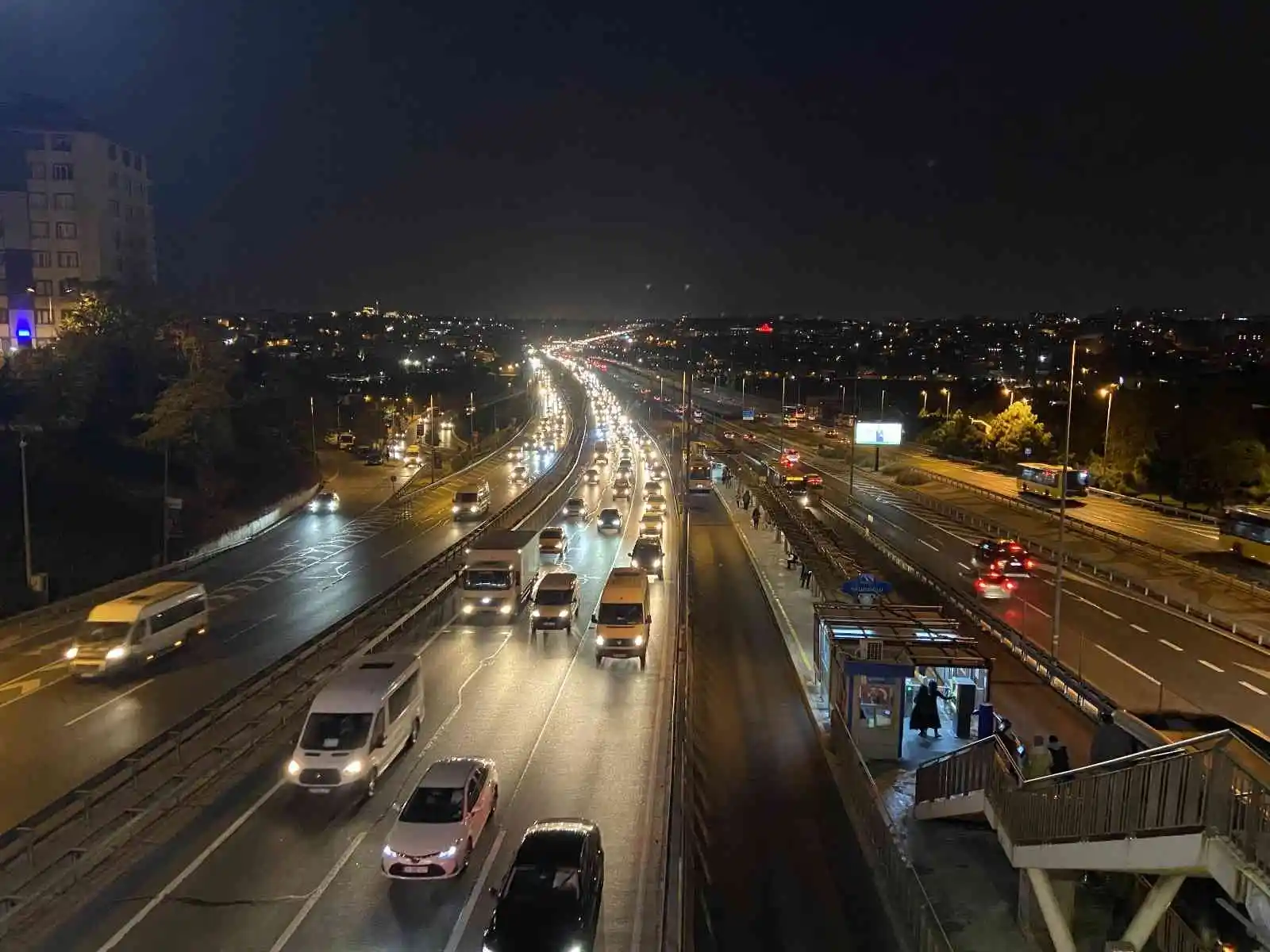 İstanbul'da okullar açıldı, trafik yoğunluğu başladı