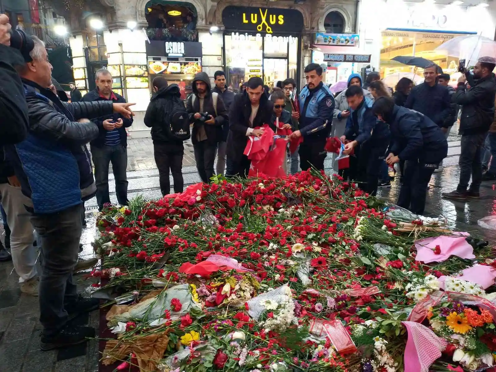 İstiklal Caddesi'nde hayatını kaybedenler için oluşturulan platform ve bayraklar kaldırıldı