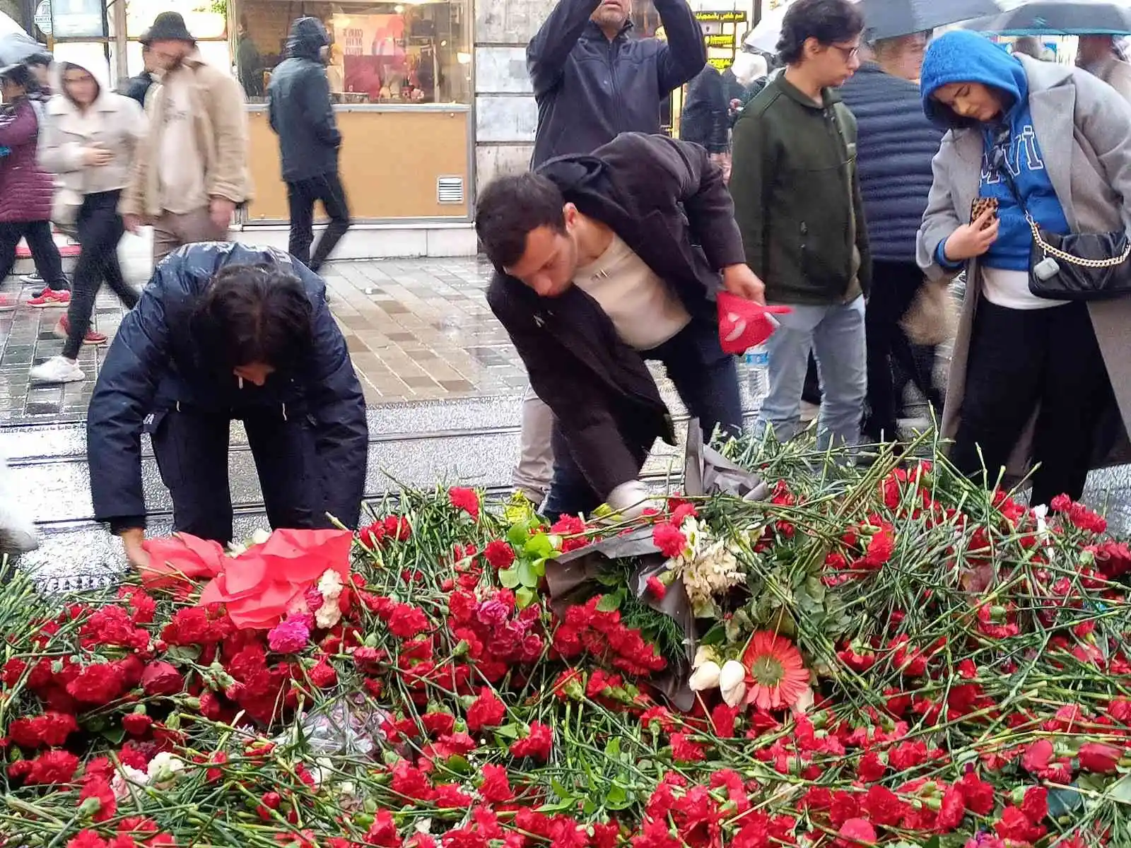 İstiklal Caddesi’nde hayatını kaybedenler için oluşturulan platform ve bayraklar kaldırıldı