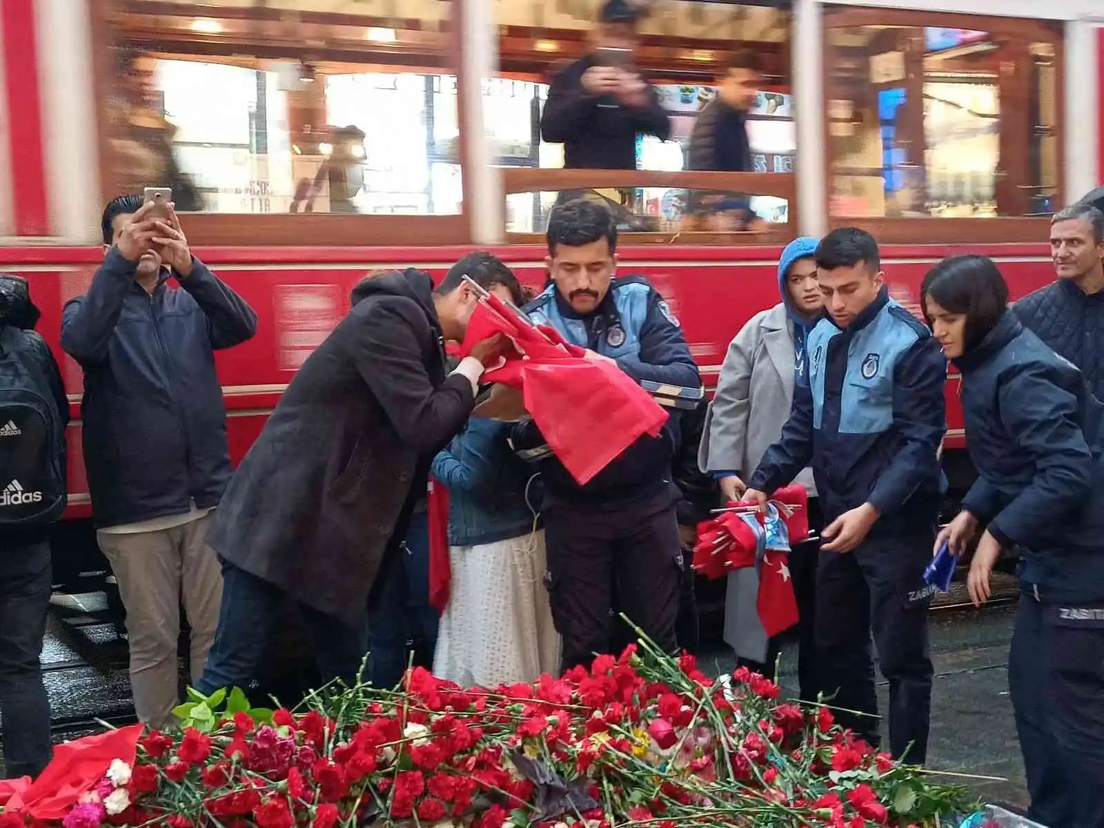 İstiklal Caddesi’nde hayatını kaybedenler için oluşturulan platform ve bayraklar kaldırıldı