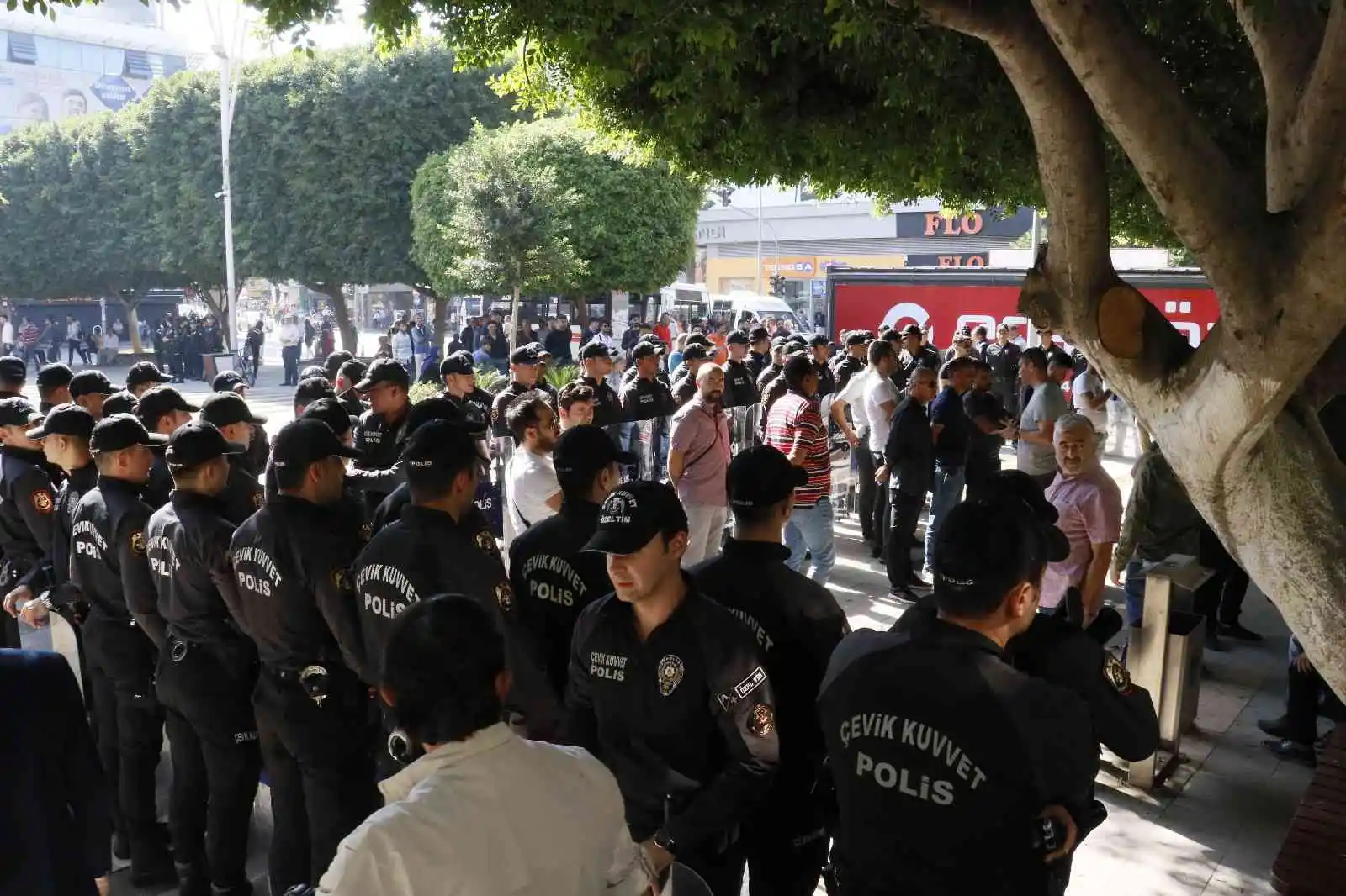 İzinsiz basın açıklaması yapmak isteyen HDP'lilere izin verilmedi