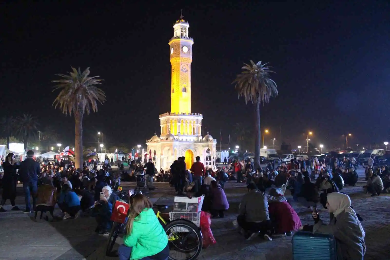 İzmir, 18.57'de "çök-kapan-tutun" yaptı
