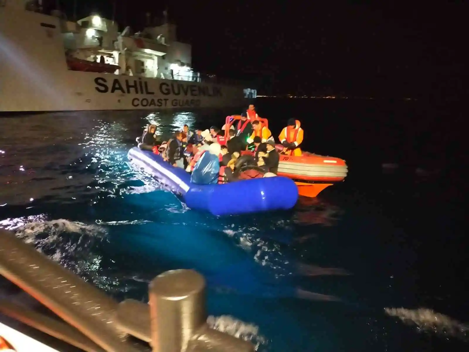 İzmir'de 42 göçmen yakalandı, 37 göçmen kurtarıldı