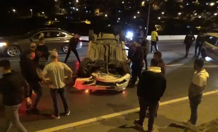 İzmir'de alkollü sürücü direksiyon hakimiyetini kaybederek takla attı