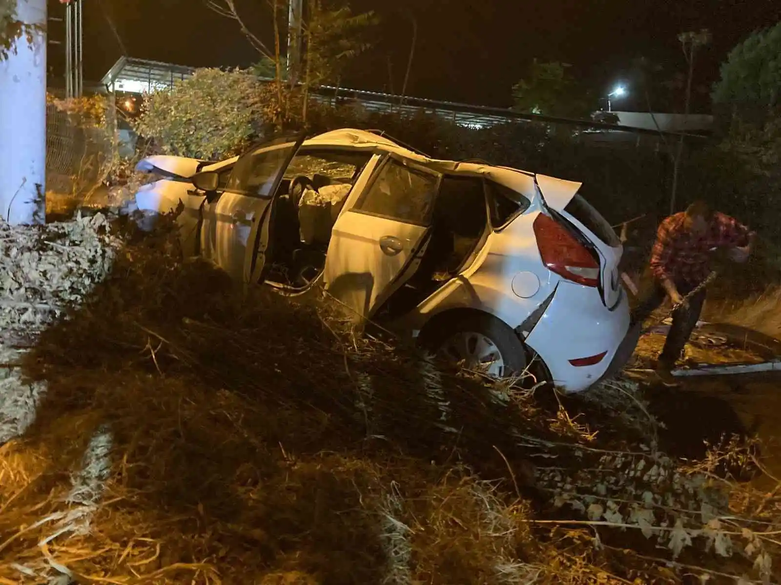 İzmir’de ehliyetsiz gencin kullandığı araç takla attı: 1 ölü, 2 yaralı