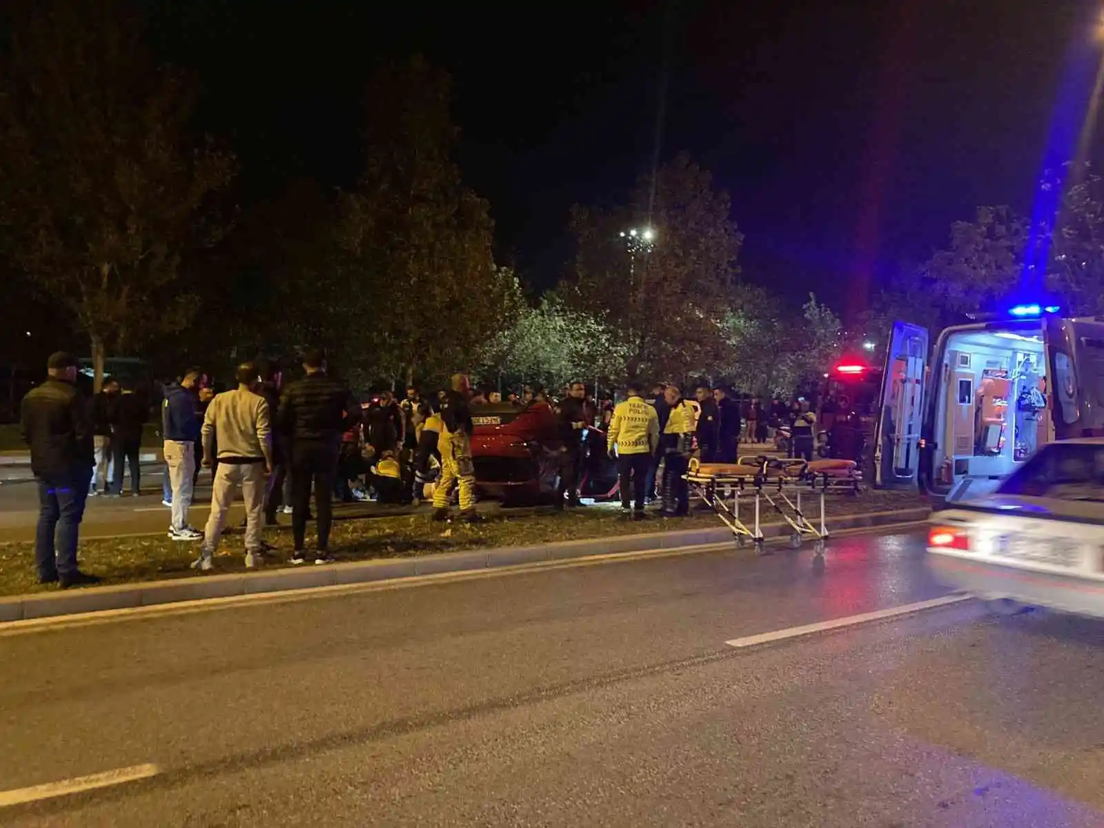 İzmir’de kontrolden çıkan otomobil takla attı: 1 ölü, 1 yaralı
