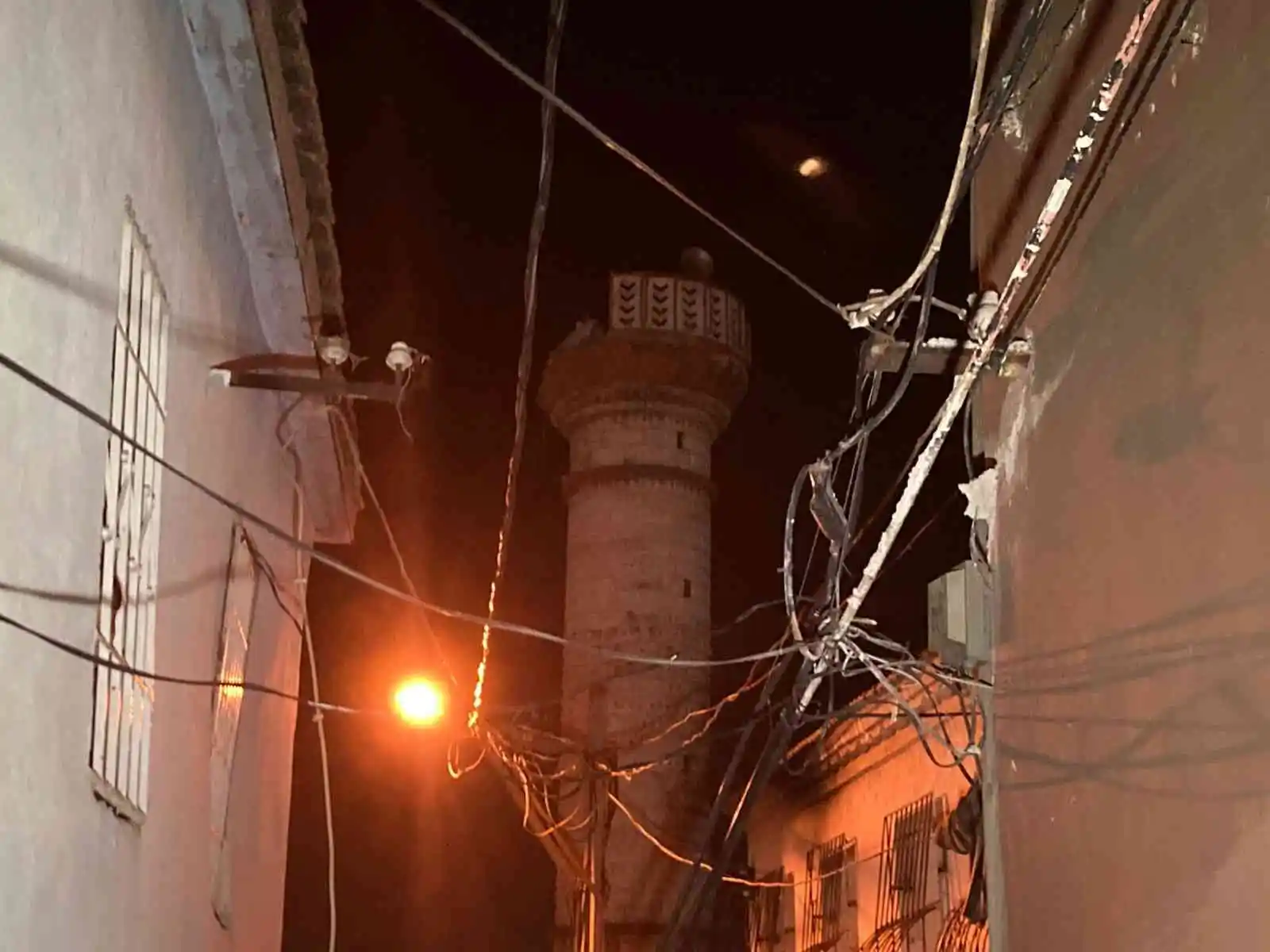 İzmir'deki depremde bir caminin minaresi yıkıldı
