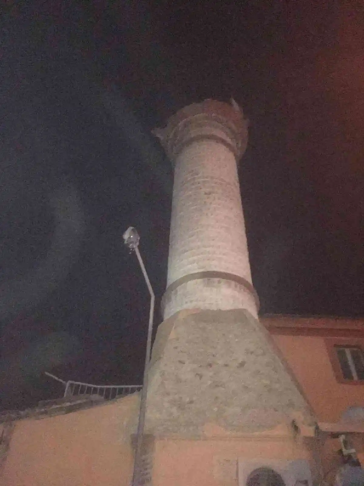 İzmir’deki depremde bir caminin minaresi yıkıldı
