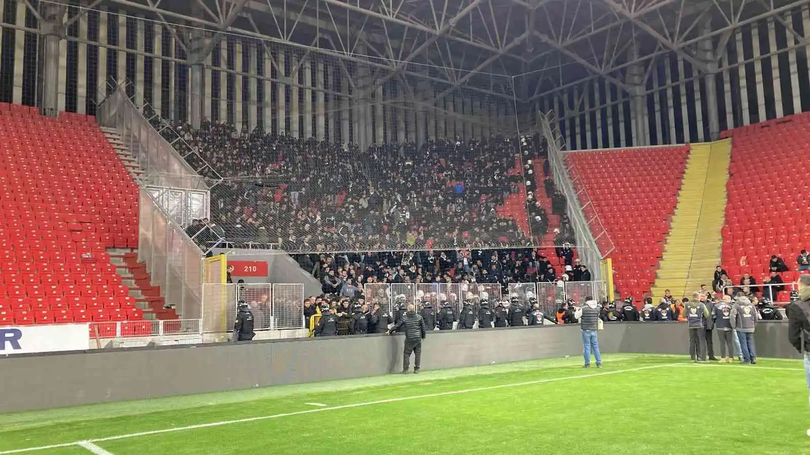 İzmir Valisi Köşger: "(Göztepe-Altay maçı) 13 kişi gözetim altında"
