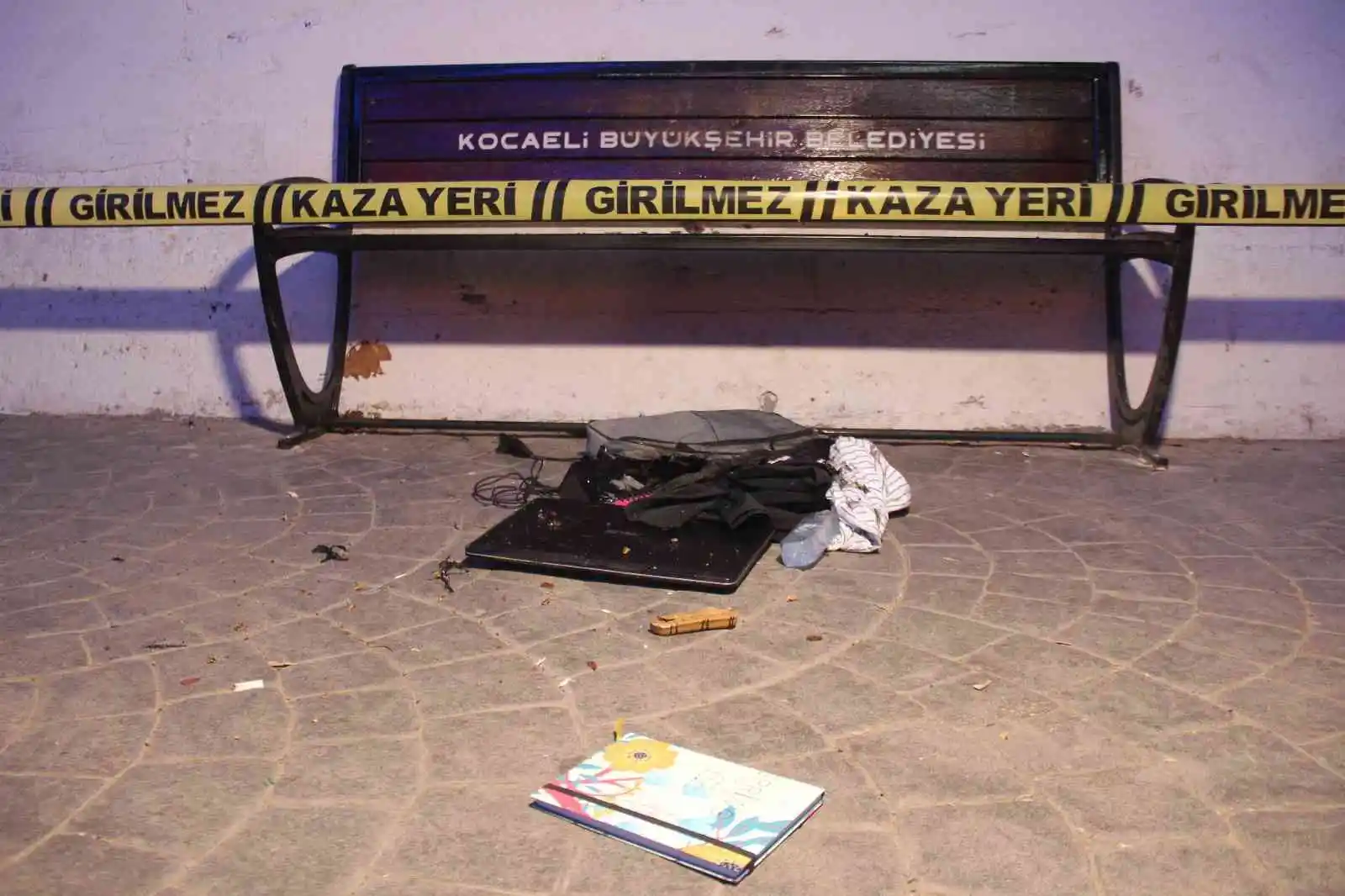 İzmit'te otobüs durağındaki şüpheli çanta polisi alarma geçirdi