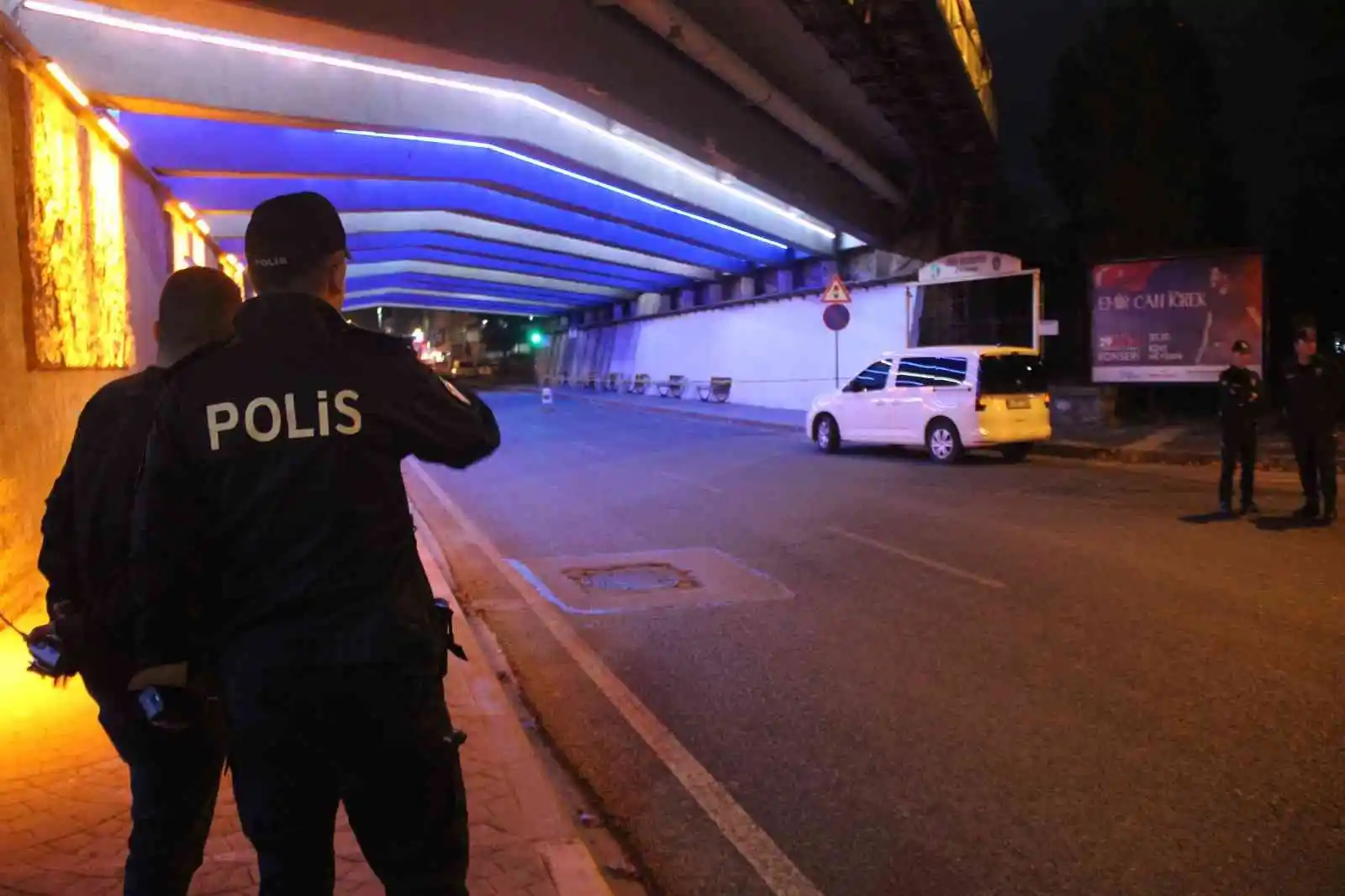 İzmit’te otobüs durağındaki şüpheli çanta polisi alarma geçirdi