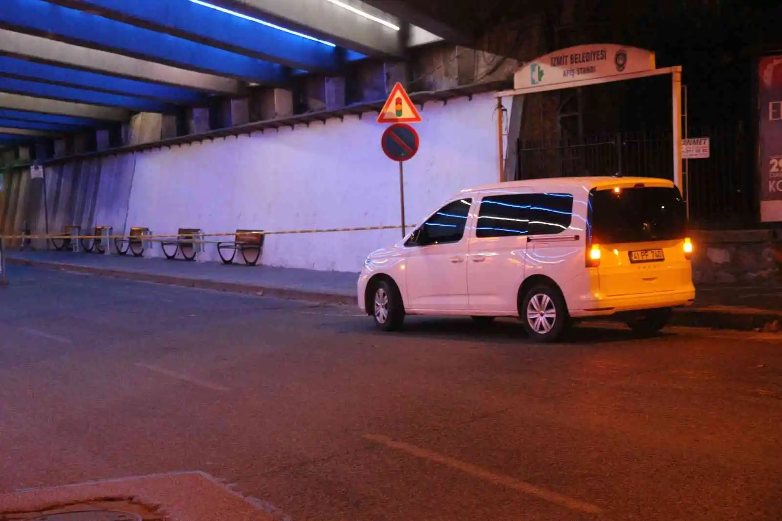 İzmit’te otobüs durağındaki şüpheli çanta polisi alarma geçirdi