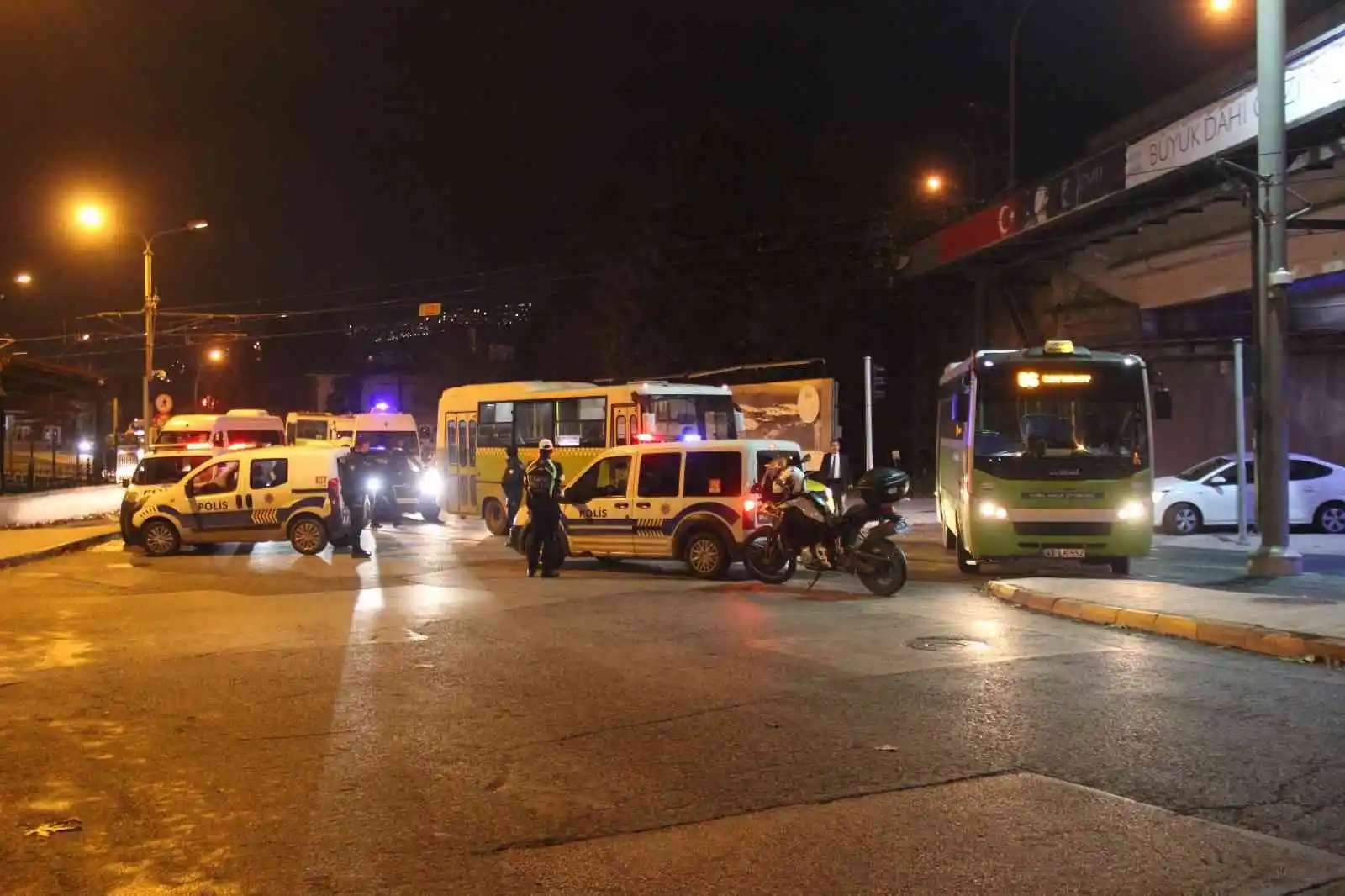 İzmit’te otobüs durağındaki şüpheli çanta polisi alarma geçirdi