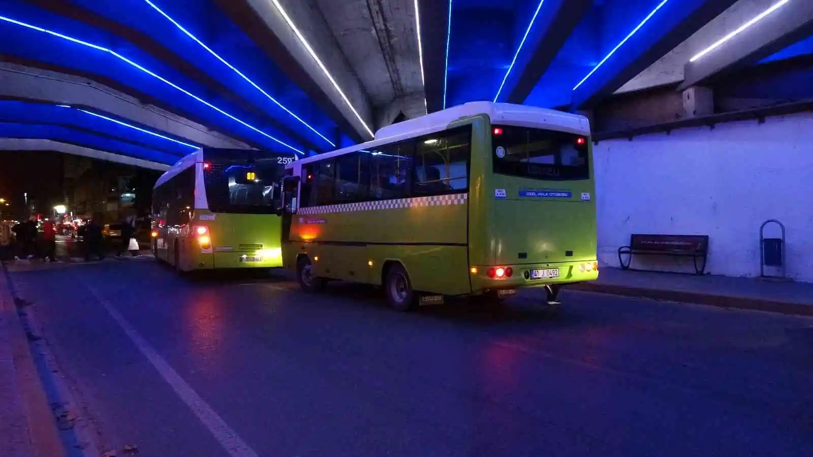 İzmit’te otobüs durağındaki şüpheli çanta polisi alarma geçirdi