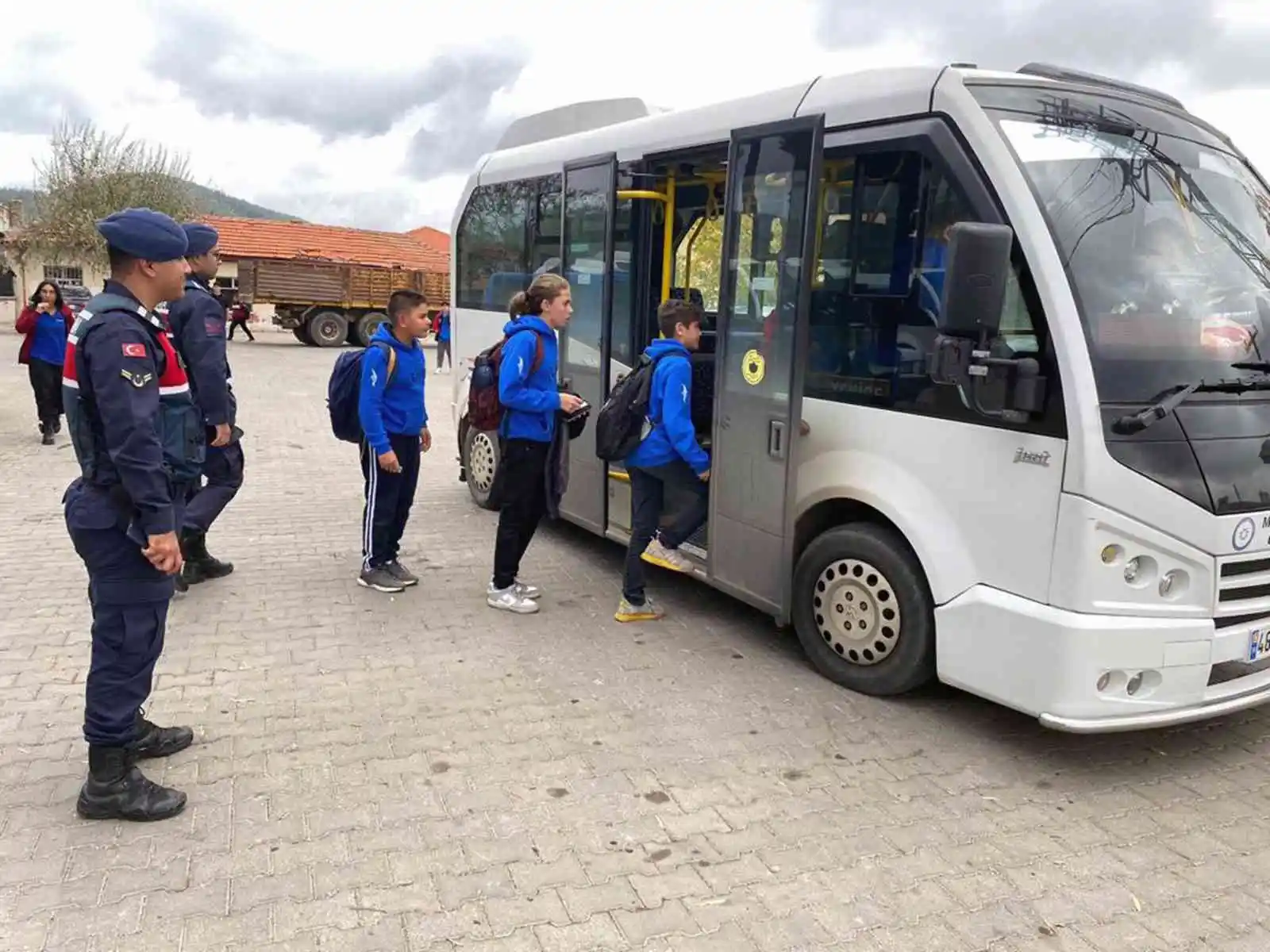Jandarma'dan okullar çevresinde ve servis araçlarında denetim