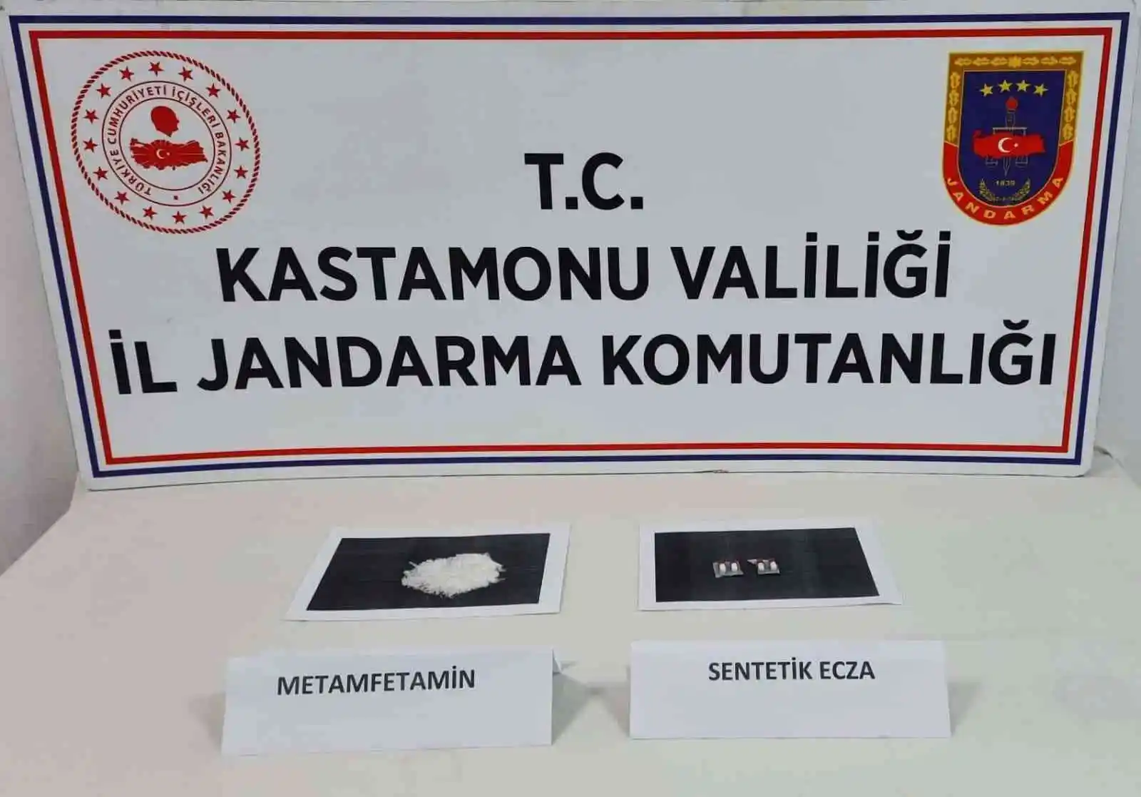 Jandarma ekiplerince uyuşturucu ticareti yapan 5 kişi gözaltına alındı