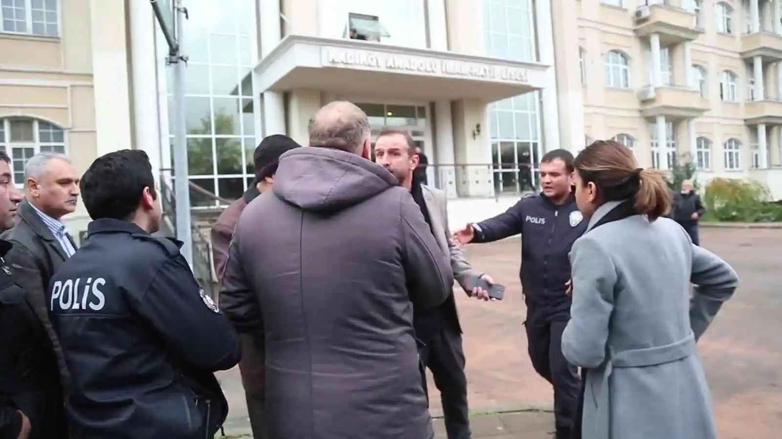 Kadıköy Belediyesinin çorba dağıtımına kantinciler ve okul yönetiminden müdahale
