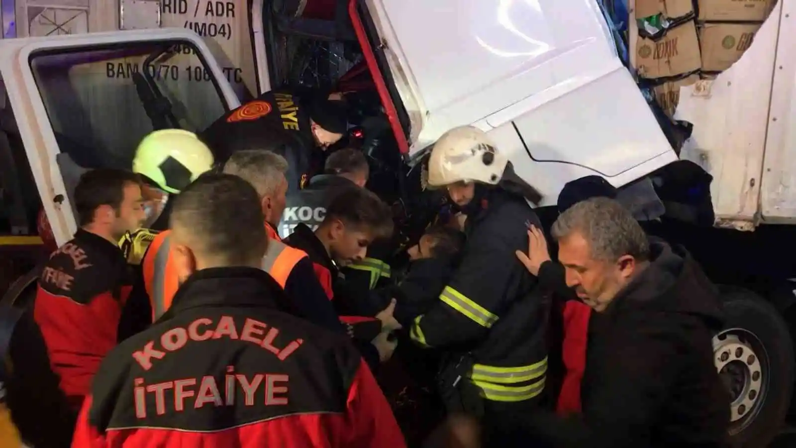 Kağıt gibi ezilen tırda sıkışan sürücüyü kurtarmak için seferber oldular