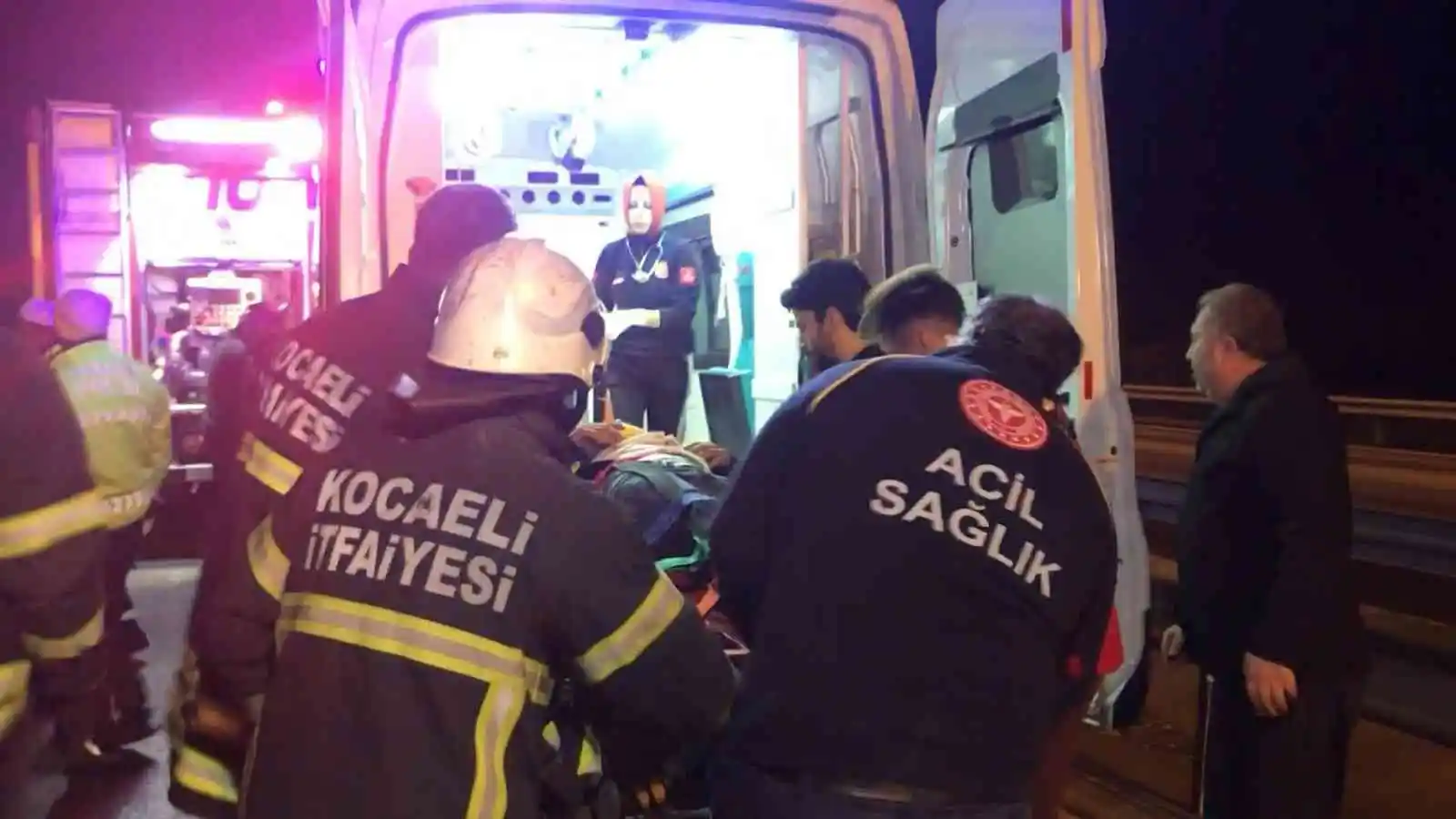 Kağıt gibi ezilen tırda sıkışan sürücüyü kurtarmak için seferber oldular