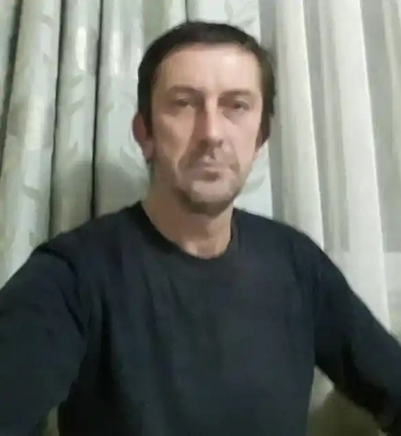 Kaldığı pansiyonun odasında sandalyede oturur vaziyette ölü bulundu
