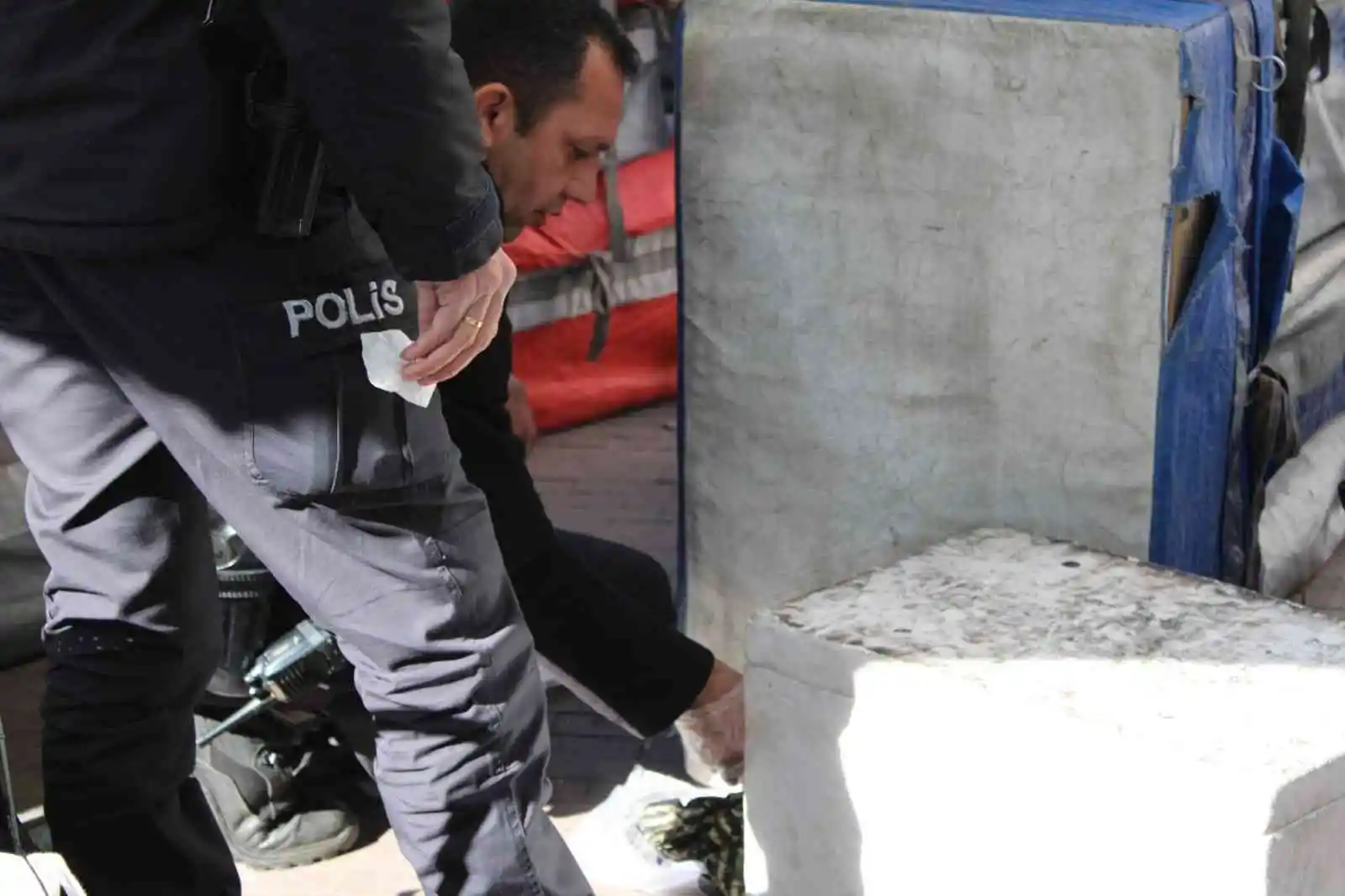 Kaldırıma poşet içerisinde bırakılan silah polis alarma geçirdi