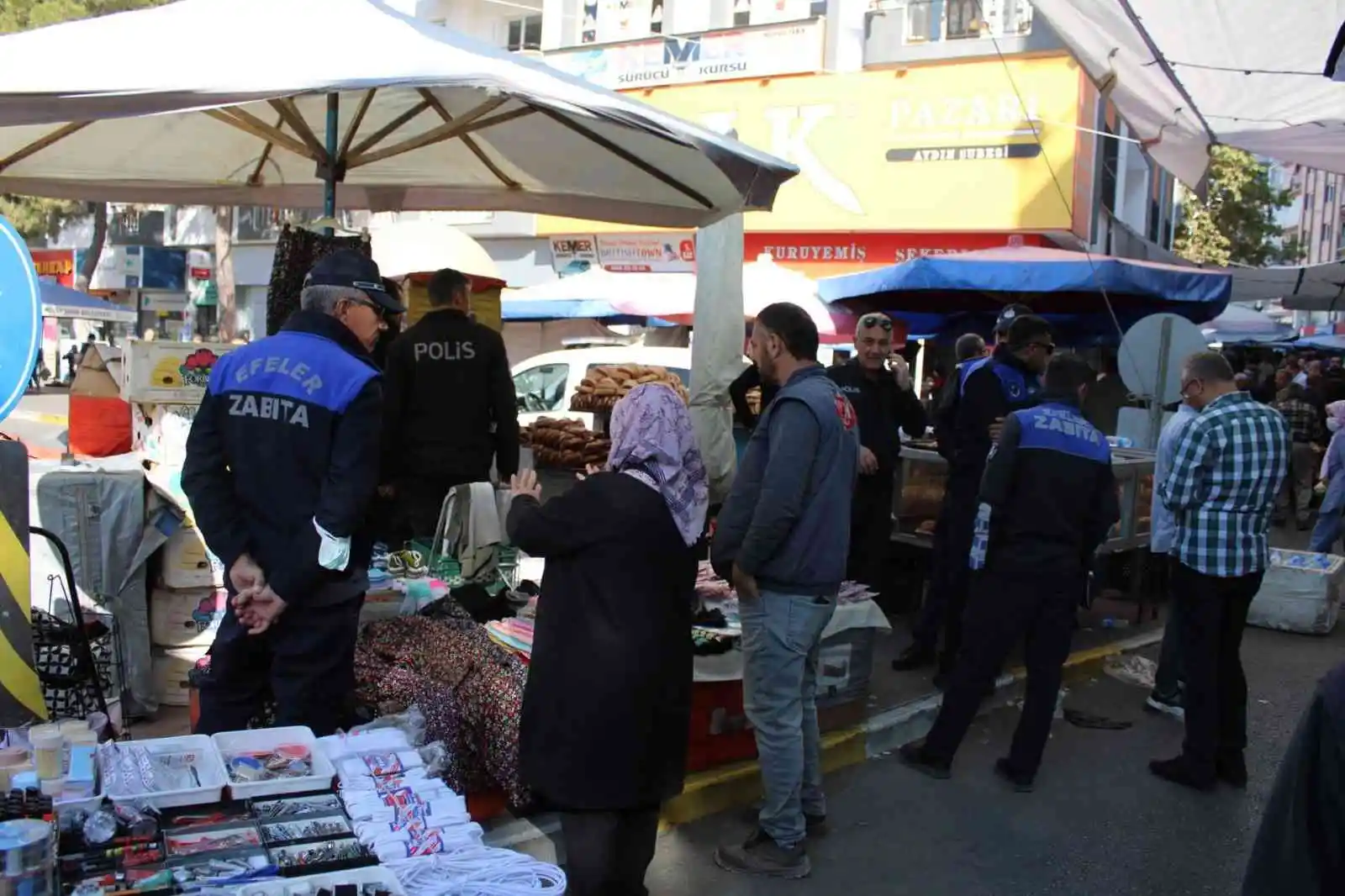 Kaldırıma poşet içerisinde bırakılan silah polis alarma geçirdi