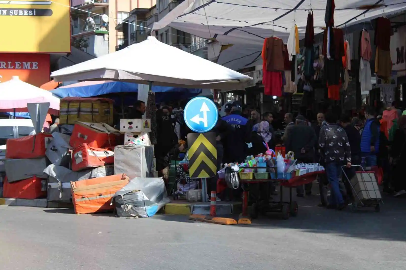 Kaldırıma poşet içerisinde bırakılan silah polis alarma geçirdi