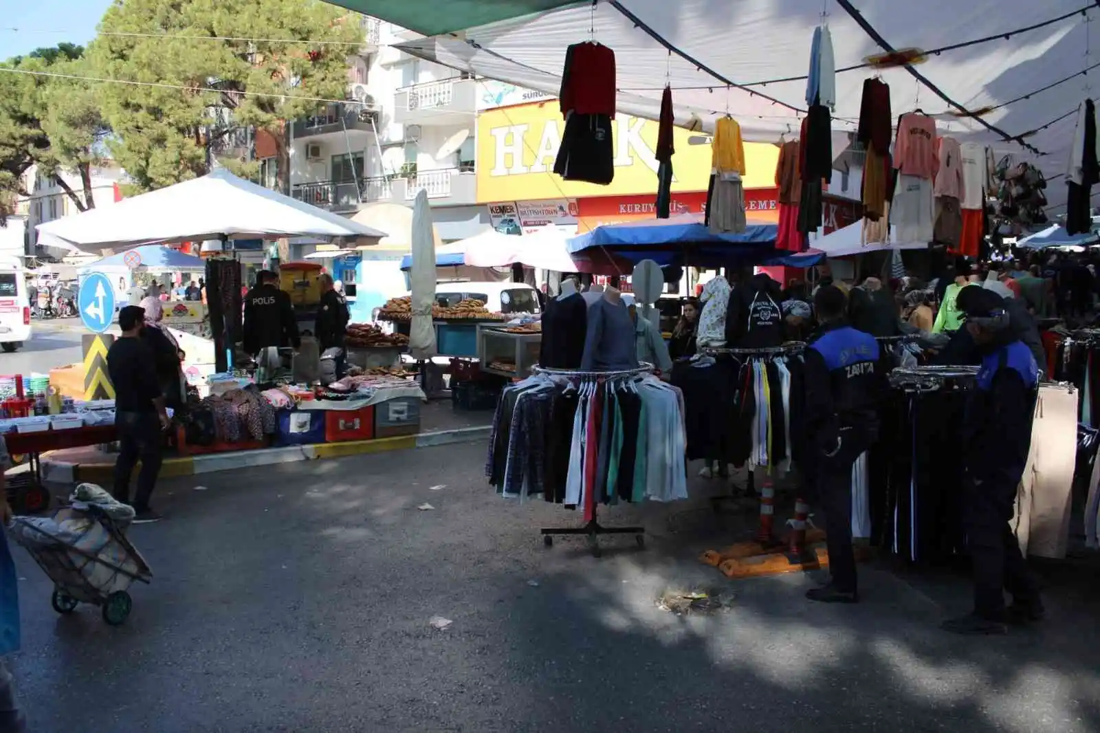 Kaldırıma poşet içerisinde bırakılan silah polis alarma geçirdi
