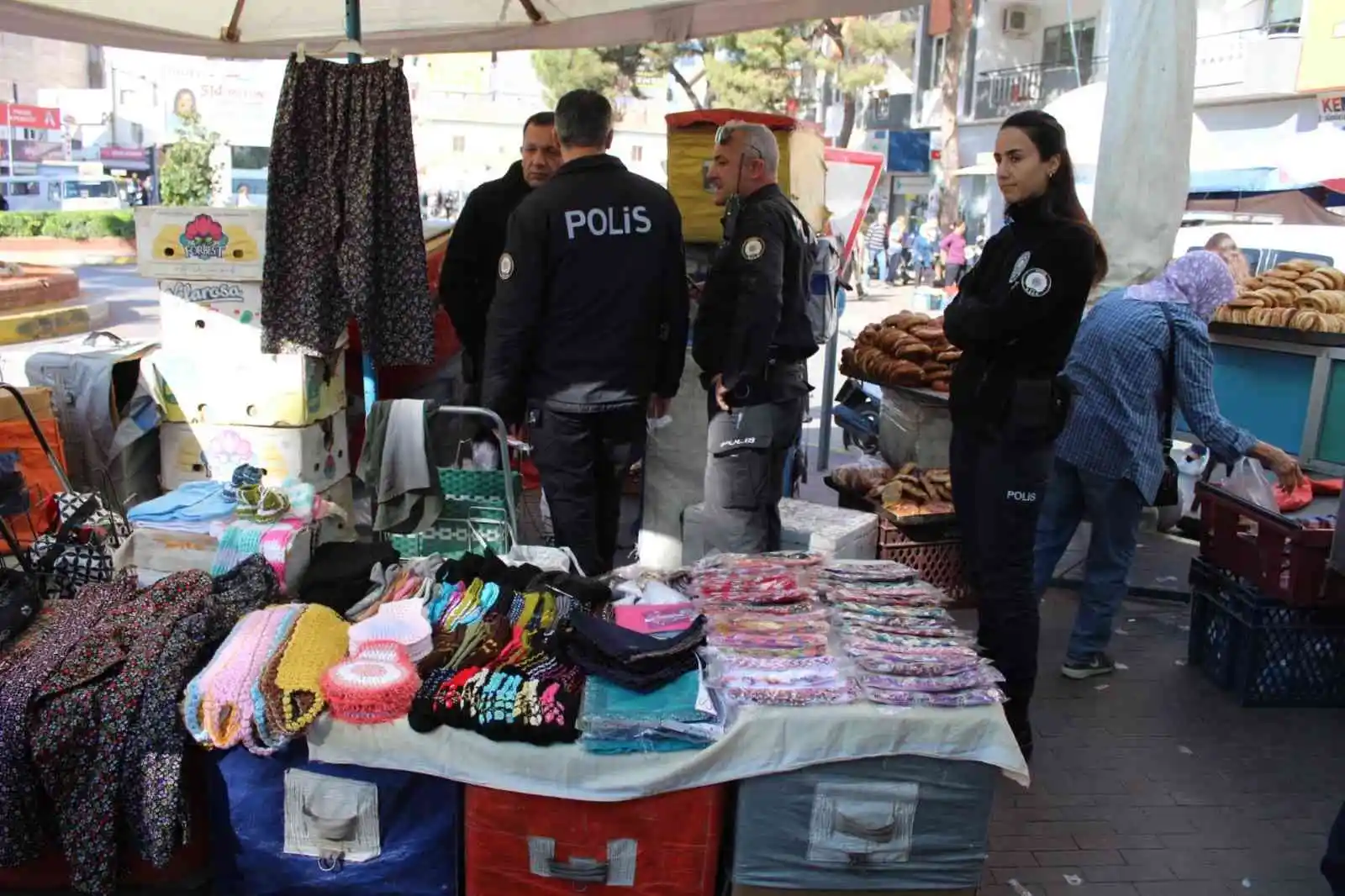 Kaldırıma poşet içerisinde bırakılan silah polis alarma geçirdi